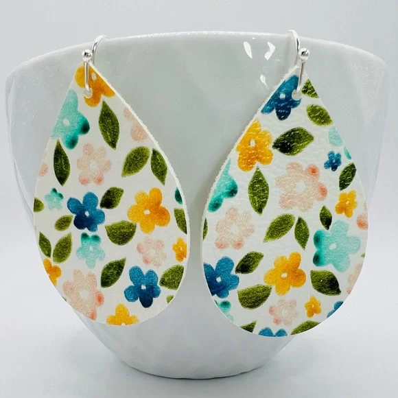 🌼Spring flowers teardrop earrings. Vegan leather, lightweight, handmade. - Picture 1 of 4